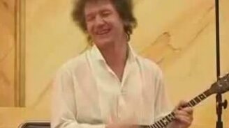 Вот так шпарит на балалайке! - смотреть видео (3:57)