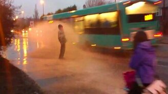 Обрызгай меня, автобус! - смотреть видео (0:12)