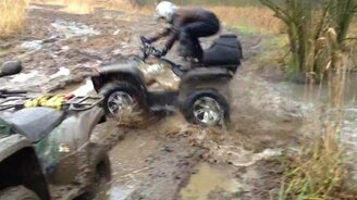 По бездорожью на квадроцикле - смотреть видео (0:23)