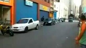 Осторожно, минивэн тормозит! - смотреть видео (0:12)