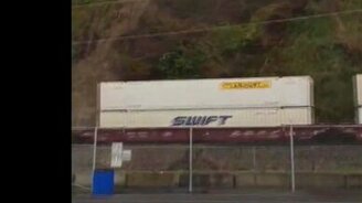 Cелевой поток сметает поезд - смотреть видео (1:01)