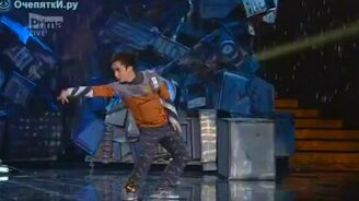 Драматичный танец человека-робота - смотреть видео (3:51)