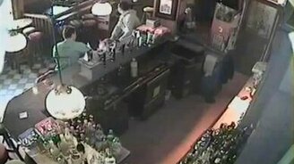 Кот устроил погром - смотреть видео (0:32)