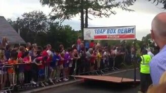 Трюк смельчака на машинке - смотреть видео (0:40)