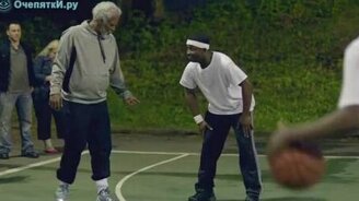 Пожилой способный баскетболист - смотреть видео (3:52)