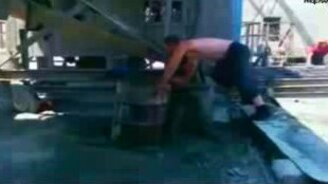 Беспощадный трюк с бочкой - смотреть видео (1:07)