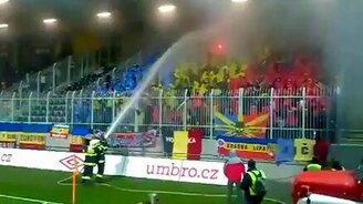 Пожарные залили фанатов - смотреть видео (0:15)