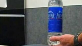 Как что-нибудь спрятать в бутылке с водой - смотреть видео (0:15)