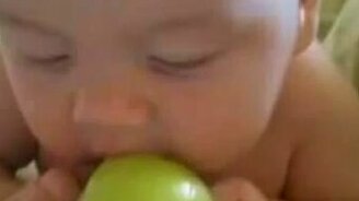 Ребёнок и яблоко - смотреть видео (2:09)