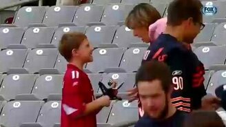 Кумир подарил мне перчатку! - смотреть видео (0:22)