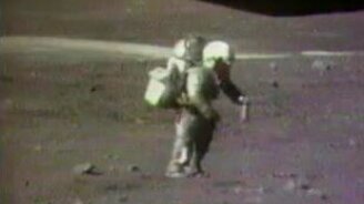 Космонавт упал на планете... - смотреть видео (1:06)