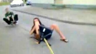 На санках по асфальту - смотреть видео (0:40)