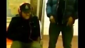 Беспечный парень в наушниках - смотреть видео (1:02)