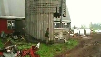 Мастер кувалды сносит башню - смотреть видео (1:01)