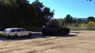 Автомобиль против танка - смотреть видео (0:20)