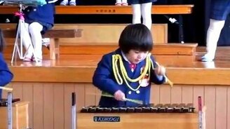 Старательный металлофонист - смотреть видео (3:11)