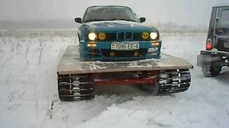 БМТ соревнуется с УАЗом - смотреть видео (0:51)