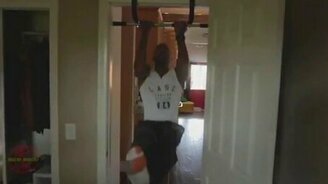 Подтянулся на одном мизинце - смотреть видео (0:13)