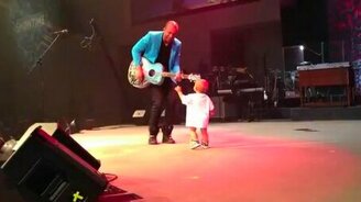 Ребёнок выбежал к папе на сцену - смотреть видео (2:46)