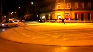 Заледенела городская дорога - смотреть видео (0:31)