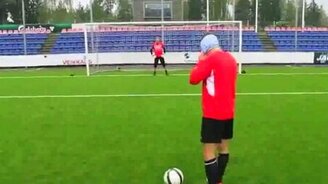 Забил гол вслепую - смотреть видео (0:19)