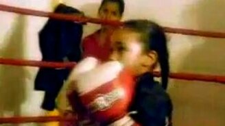 Пятилетняя боксёрка - смотреть видео (2:17)