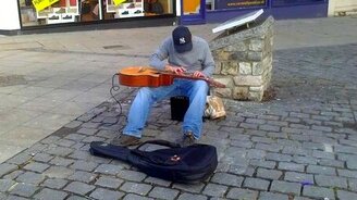 Талантливый музыкант на улице - смотреть видео (3:25)