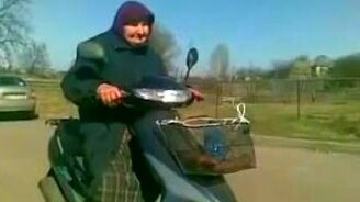 78-летняя бабушка на скутере - смотреть видео (1:53)