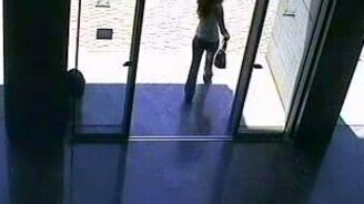 Девушка и автоматические двери - смотреть видео (0:28)