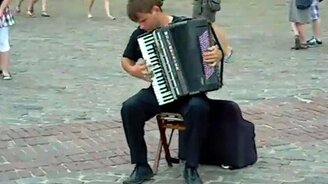 Старательная игра на аккордеоне - смотреть видео (2:05)