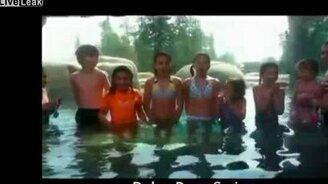 Дети плавают с полярным медведем - смотреть видео (1:46)