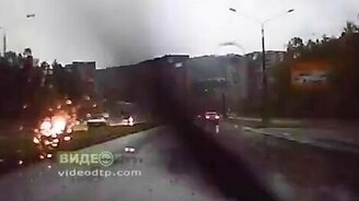 Молния ударила в дорогу - смотреть видео (0:20)