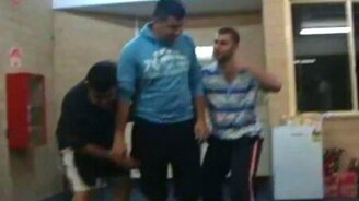 Неудачный трюк на троих - смотреть видео (0:16)