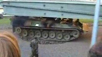 Танк раскрошил брусчатку - смотреть видео (1:40)