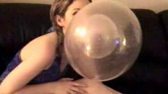 Девушка показывает фокус с жвачкой - смотреть видео (1:09)