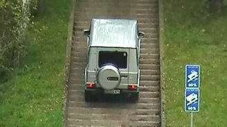 Мерседес против лестницы - смотреть видео (0:22)