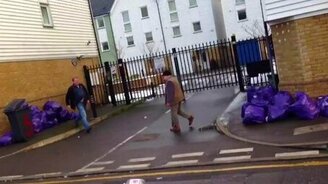 Два мужика не поделят мусор - смотреть видео (1:22)