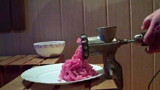 Помог жене с фаршем - смотреть видео (1:22)