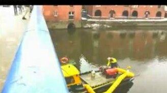 Что будет, если кинуть снежок в пожарного - смотреть видео (0:51)