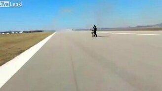 Самолёт в сантиметре от операторши - смотреть видео (0:19)