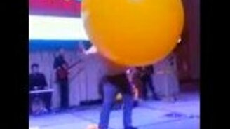 Мужик в шаре - смотреть видео (1:27)