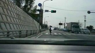 Резвый скутерист потерял пассажира - смотреть видео (0:30)