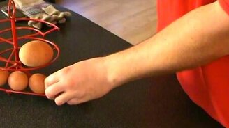 Самое большое куриное яйцо в мире - смотреть видео (1:58)