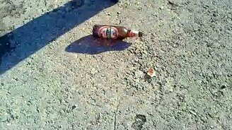 Разбил рукой бутылку - смотреть видео (0:08)