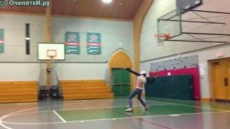 Отличный бросок издалека вслепую - смотреть видео (0:30)