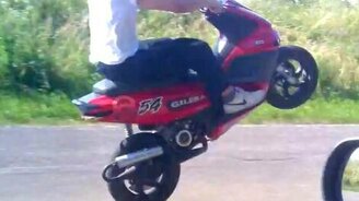 Скутерист на заднем колесе - смотреть видео (0:40)