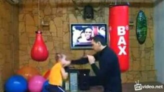 Ловкая маленькая боксёрша - смотреть видео (1:43)