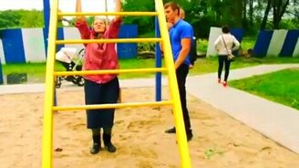 72-летняя спортсменка на спортплощадке - смотреть видео (2:23)