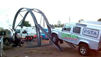 Показ мощи внедорожника - смотреть видео (0:49)