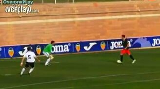 Круто отбил гол - смотреть видео (0:18)